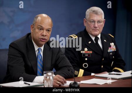 Departement für Verteidigung General Counsel Jeh C. Johnson und US-Armee General Carter Ham auf einer Pressekonferenz im Pentagon Verhaltenskodex über die Veröffentlichung des "Don?t Fragen, Don?t' weiter umfassende Arbeitsgruppe Bericht an November 30, 2010. Stockfoto