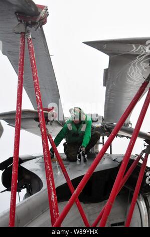 Petty Officer 3rd Class Shawn Grothaus führt Preflight Checks auf einem MH-60S Seahawk Helikopter Hubschrauber Meer Combat Squadron 23 beigefügt, das auf dem Flugdeck der Amphibisches Schiff USS Boxer (LHD4) während der Fahrt in den Pazifischen Ozean am Dez. 7, 2010 ist. Der Boxer, der Boxer amphibischen Bereitschaft Gruppe und dem 13 Marine Expeditionary Unit nahmen an einer Zertifizierung für das Jahr 2011 die Bereitstellung vorzubereiten. Stockfoto