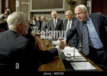 Verteidigungsminister Robert M. Gates begrüßt Senator John McCain vor dem Zeugnis vor dem Streitkräfteausschuss des Senats am Dez. 2, 2010. Gates wurde durch den Vorsitzenden des Generalstabs Adm verbunden. Mike Mullen, Verteidigungsministerium General Counsel Jeh C. Johnson und Commander, U.S. Army Europe General Carter Ham in Bezug auf die Erkenntnisse der 'Nicht fragen, nichts sagen" umfassende Arbeitsgruppe Bericht erstatten. Stockfoto