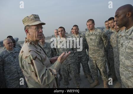 Vorsitzende des Generalstabs Adm. Mike Mullen, U.S. Navy, Adressen Soldaten auf das erste Bataillon zugeordnet, 52nd Aviation Regiment auf der Chaklala Air Base in Islamabad, Pakistan, am Dez. 15, 2010. Die Luftfahrt ist wieder nach Alaska nach fünf Monaten die Unterstützung der humanitären Hilfsmaßnahmen zu Flut geplagten Pakistan. Stockfoto