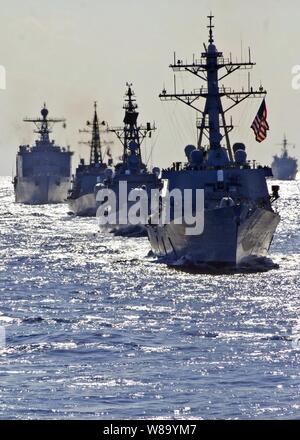 U.S. Navy und Japan Maritime Verteidigung-kraft Schiffe sind in der Ausbildung läuft während der scharfen Schwert 2011 im philippinischen Meer am 10.12.2010. Scharfes Schwert ist eine bilaterale Übung entwickelt, maritimen Fähigkeiten zwischen den USA und Japan zu stärken. Stockfoto