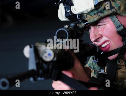 Lance Cpl. Doug Hale, zur 31 Marine Expeditionary Unit, beteiligt sich an Waffen Waffen Training im Hangar Bucht der eingesetzten Amphibisches Schiff USS Essex (LL 2) unterwegs in das Südchinesische Meer Jan. 3, 2001. Essex ist Teil der Essex Amphibious Ready Gruppe und ist auf Patrouille im westlichen Pazifischen Ozean. Stockfoto