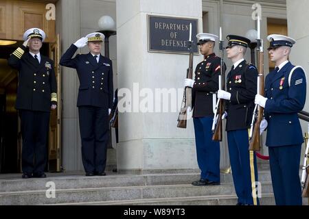 Vorsitzende des Generalstabs Adm. Mike Mullen, US Navy, begrüßt Französischen Chef der Streitkräfte General Staff Adm. Edouard Guillaud auf das Pentagon in Washington, D.C., am 13.02.18., 2011. Stockfoto