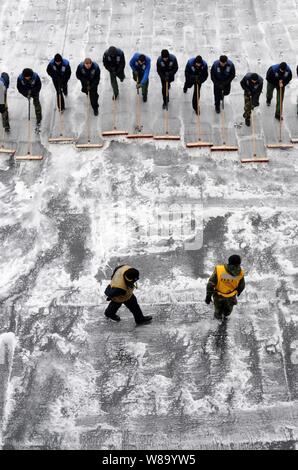 Segler auf dem Flugzeugträger USS George H.W. zugeordnet Bush (CVN 77) in einem Wäscher Übung auf dem Schiff Flight Deck teilnehmen, während der Fahrt in den Atlantik am 13.02.22., 2011. Die George H.W. Bush ist die Durchführung von Ausbildungsmaßnahmen. Stockfoto