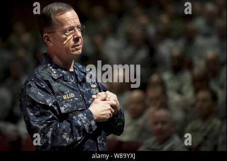 Vorsitzende des Generalstabs Adm. Mike Mullen, US Navy, richtet sich an Studierende der U.S. Army Sergeants Major Akademie in Fort Bliss in El Paso, Texas, am 10. März 2011. Stockfoto