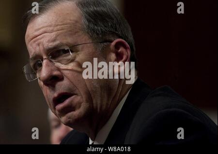 Vorsitzende des Generalstabs Adm. Mike Mullen bezeugt an eine Anhörung der Senate Armed Services Committee auf Operationen in Libyen Dirksen Senate Office Building in Washington, D.C., am 31. März 2011. Stockfoto