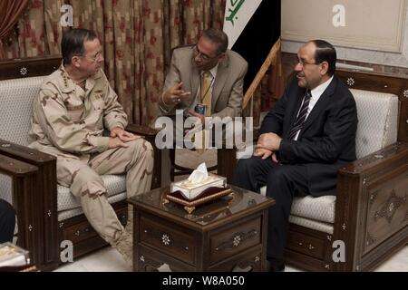 Vorsitzende des Generalstabs Adm. Mike Mullen erfüllt mit den irakischen Premierminister Nouri al-Maliki in Bagdad, Irak, am 21. April 2011. Mullen ist in der zentralen Befehl, der die Unterstützung eines USO-Tour in der Region und im Gespräch mit Kollegen und Service für Mitglieder in der Region stationiert. Stockfoto