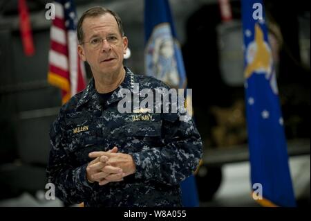 Vorsitzende des Generalstabs Adm. Mike Mullen, U.S. Navy, Adressen Flieger auf die 58 Rescue Squadron an der Nellis Air Force Base, Nev, am 13. April 2011 zugewiesen. Stockfoto