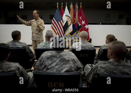 Vorsitzende des Generalstabs Adm. Mike Mullen Adressen Soldaten in den 2. Der 1.infanteriedivision Beraten und Unterstützen Brigade an der US-amerikanischen Abteilung Center im Camp Liberty, Irak, am 22. April 2011. Mullen ist in der zentralen Befehl, der die Unterstützung eines USO-Tour in der Region und im Gespräch mit Kollegen und Service für Mitglieder in der Region stationiert. Stockfoto