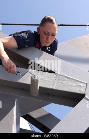 U.S. Navy Seaman Kasey Karnau malt die Oberseite des Doppel-arm schwenkbarer Schwerkraft davit an Bord der Amphibischen dock Landung Schiff USS Langley (LSD 41), die im Mittelmeer am 31. Mai 2011. Der Whidbey Island wurde als Teil der Bataan amphibischen bereit, Gruppe, die Maritime Security Operations und Theater Sicherheit Zusammenarbeit in den USA 6 Flotte Verantwortungsbereich eingesetzt. Stockfoto