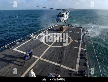 Us-Marine Seeleute an Bord der Lenkwaffenfregatte USS Boone (FFG 28) bereiten Sie eine Palette von Lieferungen zu einem SH-60B Seahawk Helikopter Hubschrauber Anti-Submarine Squadron Licht 44 während einer vertikalen Auffüllung mit der Guided missile Frigate USS Thach (FFG 43) im Atlantischen Ozean zugewiesen wurde am 10. Mai 2011 zu befestigen. Die Boone und der thach waren die Teilnahme an Südsee 2011. Südsee ist ein US Southern Command - geleitete Betrieb ausgelegt Beziehungen mit regionalen Partner Nationen zu stärken und Betriebsbereitschaft zu verbessern. Stockfoto