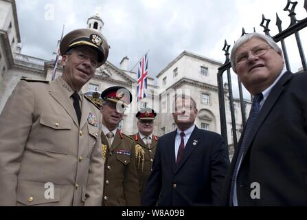 Vorsitzende des Generalstabs Adm. Mike Mullen und der Britische Chef der General Sir David Richards posieren für Fotos mit US-Kongressabgeordnete Mike Mcintyre und Kenny Marchant in St. James Park, London, England, am 10. Juni 2011. Mullen ist auf einer 7-tägigen Reise nach Ägypten, Deutschland und England mit Kollegen und Führungskräften zu treffen. Stockfoto