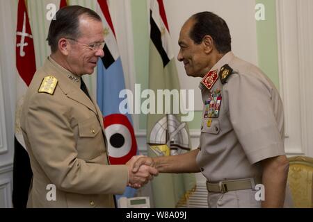 Vorsitzende des Generalstabs Adm. Mike Mullen grüßt Vorsitzender des Obersten Rates der Streitkräfte von Ägypten Feldmarschall Mohamed Hussein Tantawi in Kairo am 8. Juni 2011. Mullen ist auf einer 7-tägigen Reise nach Ägypten und Europa mit Kollegen und Führungskräften zu treffen. Stockfoto