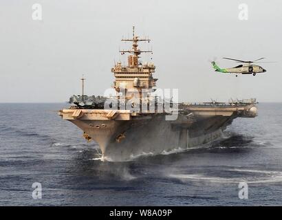 Ein HS-60B Sea Hawk Hubschrauber Helikopter Anti-submarine Squadron 11, zieht aus dem Flugzeugträger USS Enterprise (CVN 65) als das Schiff den Golf von Aden am 7. Juni 2011 Transite. Das Unternehmen ist die Durchführung von Maritime Security Operations in den USA 5 Flotte Verantwortungsbereich. Stockfoto
