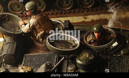 Ein amphibisches Fahrzeug mit US-Marines mit dem 22 Marine Expeditionary Unit kehrt in den Amphibischen dock Landung Schiff USS Langley (LSD 41) nach der Teilnahme an einer internationalen Übung im Atlantik am 29. Juni 2011. Der Whidbey Island wurde eingesetzt als Teil der Bataan Amphibious Ready Gruppe in der Spanischen amphibische Landung Übung vor der Küste von Spanien teilnehmen. Stockfoto