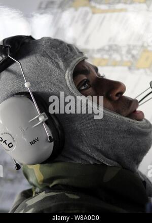 Seemann Christian McGhee Grundstücke die Standorte und den Status von simulierten Lebens Opfer von der pilothouse bei einer totalen Schiff Überlebensfähigkeit Übung an Bord der geführte-missile Cruiser USS Cowpens (CG63) in der Timorsee am 16. Juli 2011. Die cowpens freut sich auf Yokosuka, Japan bereitgestellt, und läuft in den USA 7 Flotte Verantwortungsbereich Vorbereitung vom Beginn der gemeinsamen Übung Talisman Sabre 2011. Stockfoto