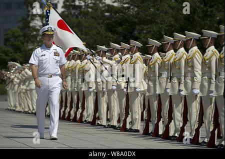 Vorsitzende des Generalstabs Adm. Mike Mullen Bewertungen Japanische Self Defense Force Truppen während der Begrüßungszeremonie im Verteidigungsministerium in Tokio, Japan, am 15. Juli 2011. Mullen kamen in Japan nach einem Besuch in China und Korea auf asiatische Reise Treffen mit Kollegen und Führungskräften in der Region. Stockfoto