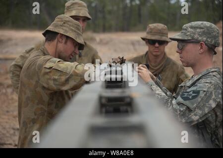 Us-Armee Soldaten der 38th Engineer Company, 4 Stryker Brigade, 2 Infanterie Division und sappeure aus Australien 2 Troop, 1. Feld Squadron, 1 Combat Engineer Regiment, Werk Plastiksprengstoff durch ein Metall Hindernis bei der Talisman Sabre 2011 an der Shoalwater Bay Truppenübungsplatz zu schneiden im australischen Bundesstaat Queensland am 15. Juli 2011. Talisman Säbel ist eine kombinierte Biennale Übung zwischen den USA und der australischen Streitkräfte sowohl nationsí Fähigkeit zur regionalen Möglichkeiten zu reagieren, zu verbessern. Stockfoto