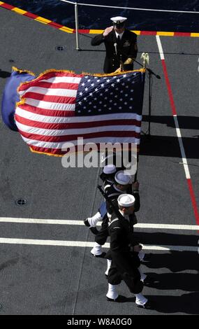 Mitglieder der Color Guard an Bord der Flugzeugträger USS John C Stennis (CVN 74) Parade die Farben während einer Bestattung auf See während der Fahrt in den Pazifischen Ozean am 12.08.2011. Die John C Stennis Carrier Strike Group ist auf einem westlichen Pazifischen Ozean und den Arabischen Golf. Stockfoto