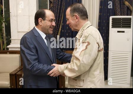 Vorsitzende des Generalstabs Adm. Mike Mullen grüßt der irakische Ministerpräsident Nouri al-Maliki in Bagdad, am 12.08.2011. Mullen ist auf einer 5-tägigen USO Tour mit Komiker Jon Stewart, NBA Legende Karl Malone und Magier David Blane besucht Truppen in Afghanistan und im Irak. Stockfoto