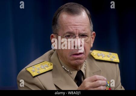 Vorsitzender des Generalstabs Adm. Mike Mullen, U.S. Navy, antwortet auf die Frage eines Reporters während einer Pressekonferenz mit Verteidigungsminister Leon Panetta E. im Pentagon in Arlington, Virginia., Sept. 20, 2011. Stockfoto