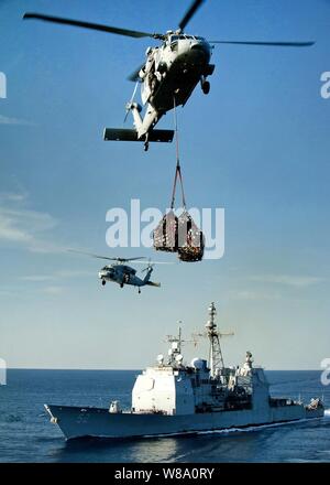 MH-60S Sea Hawk Hubschrauber ausliefern liefert auf dem Flugdeck der USS Carl Vinson (CVN 70) im Arabischen Meer am 13.02.2012. Der Helikopter Besatzungen sind bis zum Hubschrauber Anti-Submarine Squadron 23 zugeordnet. Stockfoto