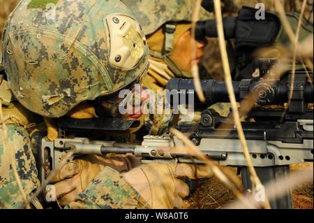 Us Marine Corps Lance Cpl. Matthäus Guerrero (rechts), zu Flotte Antiterrorism Security Team Pacific zugewiesen sind, verwendet ein Spektiv Lance Cpl zu helfen. Timothy Gainey (links) ein Ziel erkennen während der Teilnahme an einer Live-fire Übung im Camp Rodriguez in Südkorea am 4. März 2012. Marines auf den Antiterrorism Security Team im Camp Rodriguez Feuer Komplex während der Flotte Antiterrorism Security Team Übung 2012 ausgebildete zugeordnet. Stockfoto