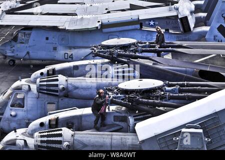 Us-Marines Führen Sie Wartungsarbeiten an zwei CH-53E Sea Stallion Hubschrauber an Bord der Amphibisches Schiff USS Iwo Jima unterwegs in den Atlantischen Ozean am 4. April 2012. Die Marines sind Marine Medium Tiltrotor Squadron 261 zugeordnet. Die Iwo Jima ist als Teil der Iwo Jima Amphibious Ready Gruppe zur Unterstützung der Maritime Security Operations und Theater Sicherheit Zusammenarbeit in den USA am 5. und 6 Flotte Verantwortungsbereich eingesetzt. Stockfoto