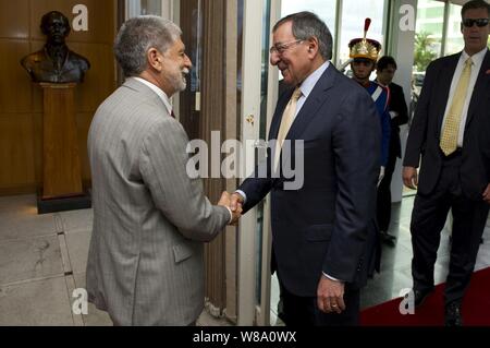 Verteidigungsminister Leon E. Panetta grüßt Brasilianischer Minister für Verteidigung Celso Amorim in Brasilia, Brasilien, 24. April 2012. Panetta wird auf einer 5-tägigen Reise in die Region, mit ihren Partnerbehörden und Militärs in Brasilien, Kolumbien und Chile treffen auf einen Ausbau der Verteidigung und Sicherheit Zusammenarbeit zu erörtern. Stockfoto