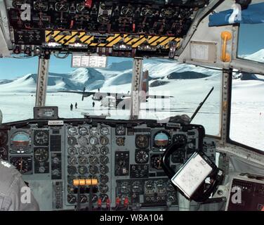 Ein U.S. Navy LC-130 Hercules ski ausgestattete Frachtmaschine ist sichtbar aus dem Cockpit eines anderen Hercules als das Flugzeug bereitet von einem entfernten National Science Foundation field Camp auf Shackleton Gletscher der Antarktis am Jan. 22, 1996 zu nehmen. Die Shackleton Glacier Feld Camp ist eine der größten Randregionen Forschung Feldlager der National Science Foundation während der antarktisforschung Sommer zwischen Oktober und Januar betreibt. Der National Science Foundation, US Navy, Air Force, die Küstenwache und die Armee arbeiten zusammen, um die wissenschaftliche Forschung zu unterstützen. Stockfoto