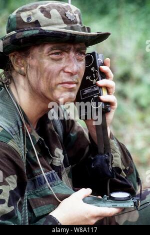 Us Air Force Maj. Jean C. Trakinat verwendet eine PRC-90 HF Radio zu geben Koordinaten Anreise Flugzeug im Rahmen der Suche und Rettung Ausbildung bei Khao Na Ting, Thailand, am 13. Mai 1996, während der Übung Cobra Gold Ф 96. Cobra Gold Ф 96 ist der neueste in einer fortlaufenden Serie von US/Thai militärische übungen, die entworfen sind, um den Frieden zu sichern und die Möglichkeit der Thailändischen Streitkräfte Thailand zu verteidigen stärken. Etwa 9.000 in den USA und 10.000 thailändischen Personals sind die Teilnahme an der Übung. Trakinat ist der kommandierende Offizier, seiner 613 Air Communications Squadron, Andersen Air Force Base, Guam Stockfoto