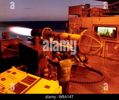 Petty Officer 3rd Class Anthony C. Nauta, U.S. Navy, Brände, ein Jet Engine in der Zelle für die Prüfung des Motors auf dem Flugzeugträger USS Kitty Hawk (CV 63) als das Schiff parow gegenüber den westlichen Pazifik am Okt. 23, 1996. Nauta ist die Durchführung einer Wartung auf einer F404-GE-400 Motor im F/A-18 Hornet. Nauta, eine Aviation machinist Mate aus San Diego, Kalifornien, ist der Aviation Intermediate Maintenance Abteilung zugewiesen. Die Kitty Hawk und seiner Battle Group sind derzeit auf dem Weg zum westlichen Pazifik und Persischen Golf auf einem planmäßigen Einsatz der USS Carl Vinson (CVN 70 zu entlasten Stockfoto