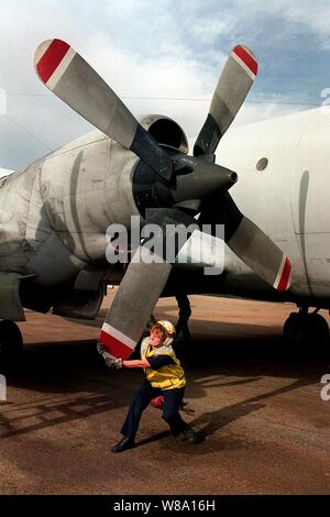 Petty Officer 3. Klasse Anita Lillibridge dreht sich eine der Stützen der US Navy P-3C Orion, wie Sie routinemäßige Wartungsarbeiten am Flugzeug am internationalen Flughafen Entebbe, Uganda leitet, am 16. November, 1996. Die Orion, von Patrol Squadron 16, Naval Air Station Jacksonville, Fla., fliegt begrenzt Aufklärungsmissionen über den zentralen afrikanischen Nation von Zaire in Unterstützung der Vereinigten NationsХ Flüchtling Hilfsmaßnahmen. Lillibridge, West Lafayette, Ohio, ist ein Navy aviation Machinist mate. Stockfoto