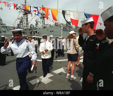 Eine Volksrepublik China sailor würdigt den Viertel-deck zusehen, wie er an Land nach der Tour durch die US Navy Zerstörer USS John Paul Jones (DDG53) in San Diego, Calif., am 22. März 1997 geht. Drei Volksrepublik China Marine Schiffe sind in San Diego für einen ersten Besuch auf dem Festland USA als der zweite Teil eines Geschäfts- oder Firmenwertes Besuch zwischen den USA und der chinesischen Seestreitkräfte. Die Schiffe besucht Hawaii auf dem Weg nach San Diego. Die USA und die Volksrepublik China seestreitkräfte sind die zwei größten Flotten in der Asien-Pazifik-Region. Die Interaktion zwischen den beiden Marinen erhöht das gegenseitige Verständnis Stockfoto