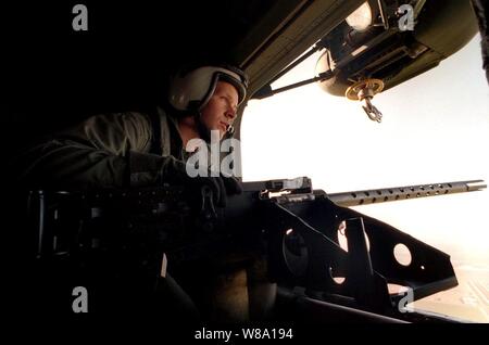Marine Aircrewman Lance Cpl. J.R.Johnston Uhren aus der Tür, als seine CH-53 Sea Stallion Hubschrauber in Richtung Landing Zone in der Nähe von Yuma, Ariz., am 17. April 1997 während der Übung Wüste Punch. Wüste Punch ist eine simulierte Hubschrauber Angriff Mission mit über 60 Hubschrauber aus neun Staffeln von Marine Flugzeuge Gruppe 16. Die Hubschrauber der Marine Corps Air Station El Toro und Tustin, Kalifornien gestartet, und rendezvoused, die in den ausgewiesenen Landing Zone außerhalb Yuma. Stockfoto