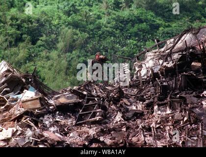 Ein Retter auf die Wracks der KAL Flug 801. Us-Marine, Luftwaffe, Küstenwache, lokale zivile Katastrophen Teams und National Transportation Safety Board (NTSB) Beamte weiterhin Crash- und Bergungsarbeiten an dem KAL Flight 801 Crash Site. Stockfoto