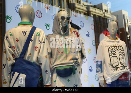 Attrappen durch die Vereinigten Farben der Benetton shop Fenster auf der Gran Via in Madrid gesehen. Stockfoto