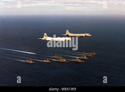 Ein U.S. Navy P-3 Orion vom Skinny Drachen von Patrol Squadron 4 führt eine Japanische P-3 im Flug über ein bilaterales Kraft von US-amerikanischen und japanischen Schiffe. Die Schiffe, die sich in der Ausbildung befinden; USS Key West (SSN722), USS Vandergrift (FFG 48), USS Missouri (CGN 36), USS Chancellorsville (CG62), USS Port Royal (CG73), JDS Kirishima (DDG174), JDS Shirane (DDH143), JDS Murasame (TT 101), JDS Harusame (DD 102) und JDS Towada (FW 422). Die Arbeiten sind Teil des Rimpac 98. Stockfoto