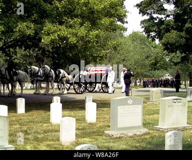 Die Flagge - drapierte Sarg mit den sterblichen Überresten von NASA-Astronaut und pensionierter Navy Kapitän Charles "Pete" Conrad jr. wird von einem Pferd durchgeführt - caisson zu seiner letzten Ruhestätte auf dem Arlington National Cemetery am 19. Juli 1999 festgelegt. Conrad war das Raumschiff Kommandant der Apollo 12-Mission, die die zweite bemannte Mondlandung und ein Veteran der drei anderen Raum Flüge. Stockfoto