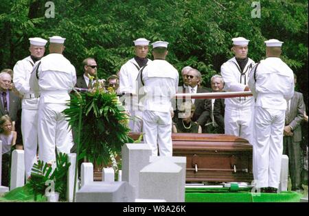Mitglieder der U.S. Navy zeremoniellen Guard falten Sie die Flagge, die den Sarg der NASA-Astronaut abgedeckt und pensionierter Navy Kapitän Charles "Pete" Conrad jr. Während der Zeremonien auf dem Arlington National Cemetery am 19. Juli 1999. Conrad war das Raumschiff Kommandant der Apollo 12-Mission, die die zweite bemannte Mondlandung und ein Veteran der drei anderen Raum Flüge. Stockfoto