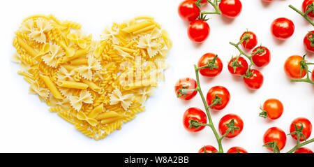 Verschiedene Arten von Nudeln mit Kirschtomaten auf weißem Hintergrund. Italienisches Essen Konzept Stockfoto