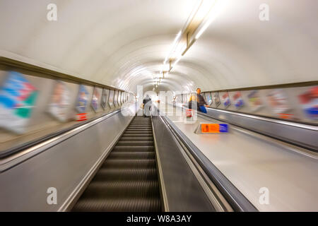 London, Großbritannien - 16 Mai 2018: Unbekannter Menschen Rolltreppe am King's Cross Station Stockfoto