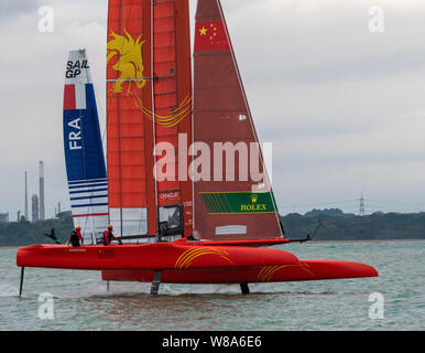 Cowes, Isle of Wight, Großbritannien. 8. August, 2019. Praxis Tag der Cowes SailGP. Die Veranstaltung wurde durch für morgen (Freitag) aber erwartete schlechtes Wetter die Organisatoren gezwungen Dinge vorwärts um 24 Stunden schieben. Cowes SailGP hat eine aufregende Partnerschaft mit Cowes Woche gebildet und wird eine offizielle Funktion Ereignis für Ihre öffnung Wochenende im August 10/11 2019. Credit: Gary Blake/Alamy leben Nachrichten Stockfoto