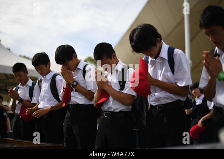 NAGASAKI, JAPAN - 9. AUGUST: Schüler beten für die Opfer der Atombombe vor der Nagasaki Peace Park in Nagasaki, Japan, August 9, 2019. Japan markiert den 74. Jahrestag der zweiten Atombombe, die von den Vereinigten Staaten in Nagasaki Am 9. August 1945 abgelegt wurde. Die Bombe sofort tötete schätzungsweise 40.000 Menschen und Tausende mehr in den kommenden Jahren von strahlenwirkungen. (Foto von Richard Atrero de Guzman/LBA) Quelle: Lba Co.Ltd./Alamy leben Nachrichten Stockfoto