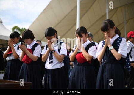 NAGASAKI, JAPAN - 9. AUGUST: Schüler beten für die Opfer der Atombombe vor der Nagasaki Peace Park in Nagasaki, Japan, August 9, 2019. Japan markiert den 74. Jahrestag der zweiten Atombombe, die von den Vereinigten Staaten in Nagasaki Am 9. August 1945 abgelegt wurde. Die Bombe sofort tötete schätzungsweise 40.000 Menschen und Tausende mehr in den kommenden Jahren von strahlenwirkungen. (Foto von Richard Atrero de Guzman/LBA) Quelle: Lba Co.Ltd./Alamy leben Nachrichten Stockfoto