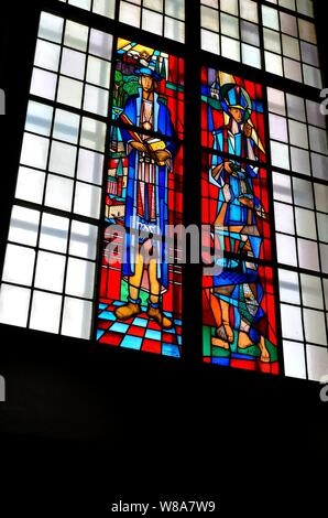 Moderne Glasfenster in der Kathedrale Storkyrkan, Gamla Stan, Stockholm, Schweden. Mittelalterliche Kirche ca. 1290, seit Jahrhunderten hinzugefügt. Stockfoto