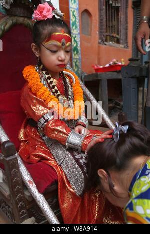 Kathmandu, Nepal. 08 Aug, 2019. Lebende Göttin Kumari geben Segnungen zu einem Devotee während Pancha Dan Festival in Kathmandu, Nepal. (Foto durch Archana Shrestha/Pacific Press) Quelle: Pacific Press Agency/Alamy leben Nachrichten Stockfoto