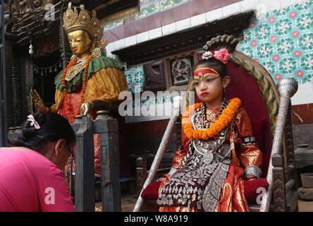 Kathmandu, Nepal. 08 Aug, 2019. Eine Frau bietet Gebete für lebende Göttin Kumari während Pancha Dan Festival in Kathmandu, Nepal. (Foto durch Archana Shrestha/Pacific Press) Quelle: Pacific Press Agency/Alamy leben Nachrichten Stockfoto