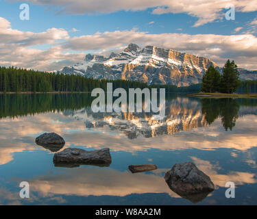 Sunrise Reflexionen an zwei Jack Lake im Banff National Park, Kanada Stockfoto