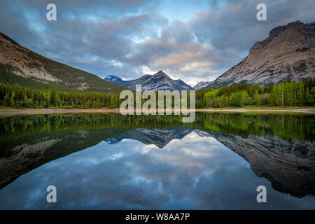 Sunrise Reflexionen an Keil Teich in Kananaskis Country, Alberta Stockfoto